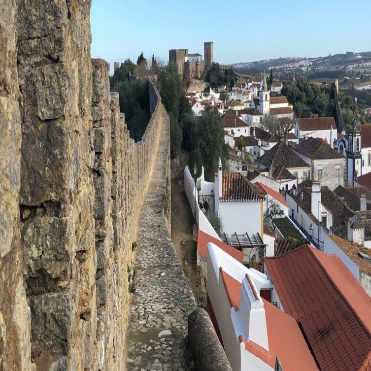 キャンパーヴァンで欧州一周（ポルトガル編） 〜 城壁の街Obidosで恐怖の壁歩き！｜啓華, image size:1440x753