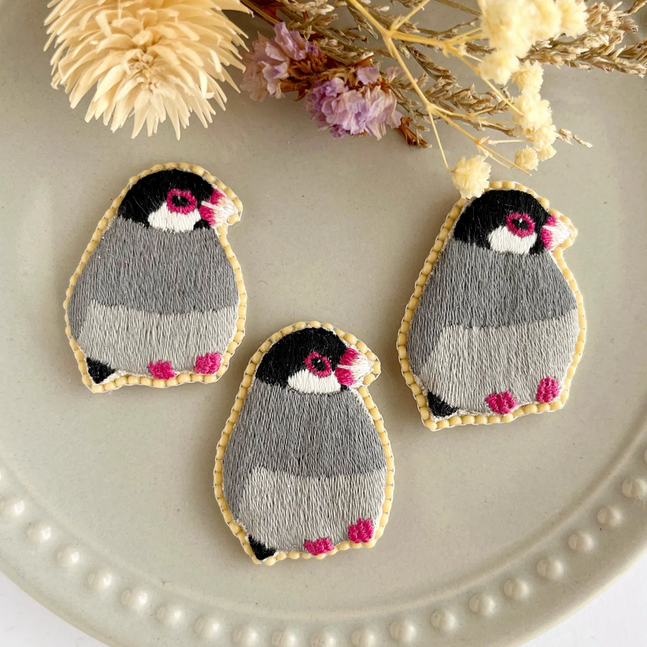 桜文鳥のマグネット。｜Churu@鳥好きの刺繍作家