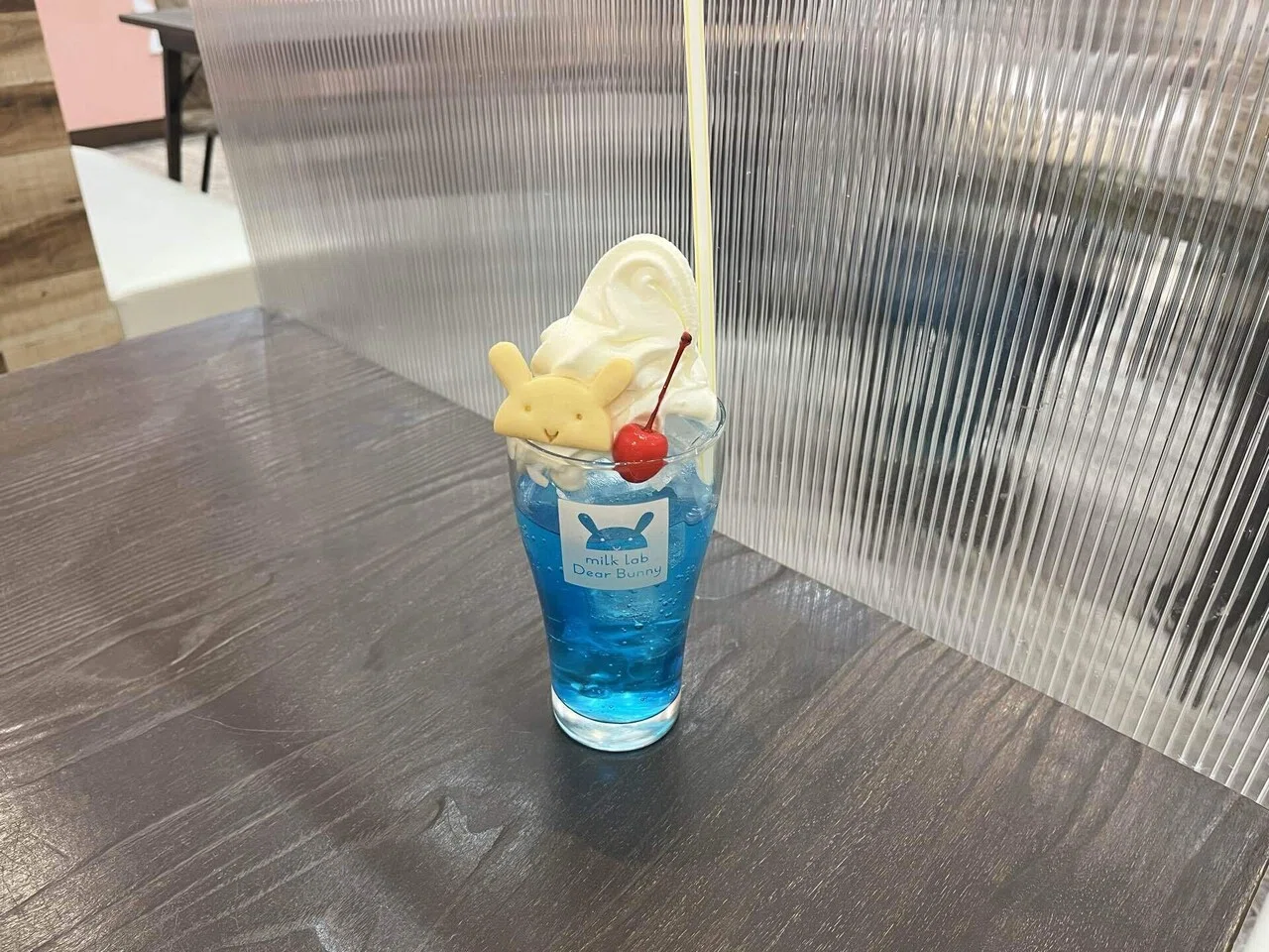 北海道のクリームソーダ🍨｜ざわ(藍沢未羽)