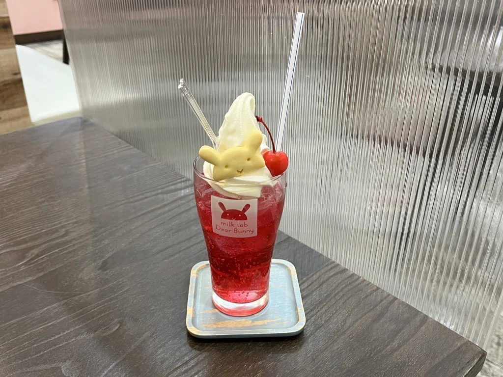 北海道のクリームソーダ🍨｜ざわ(藍沢未羽)