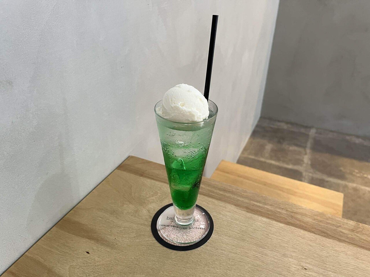 北海道のクリームソーダ🍨｜ざわ(藍沢未羽)