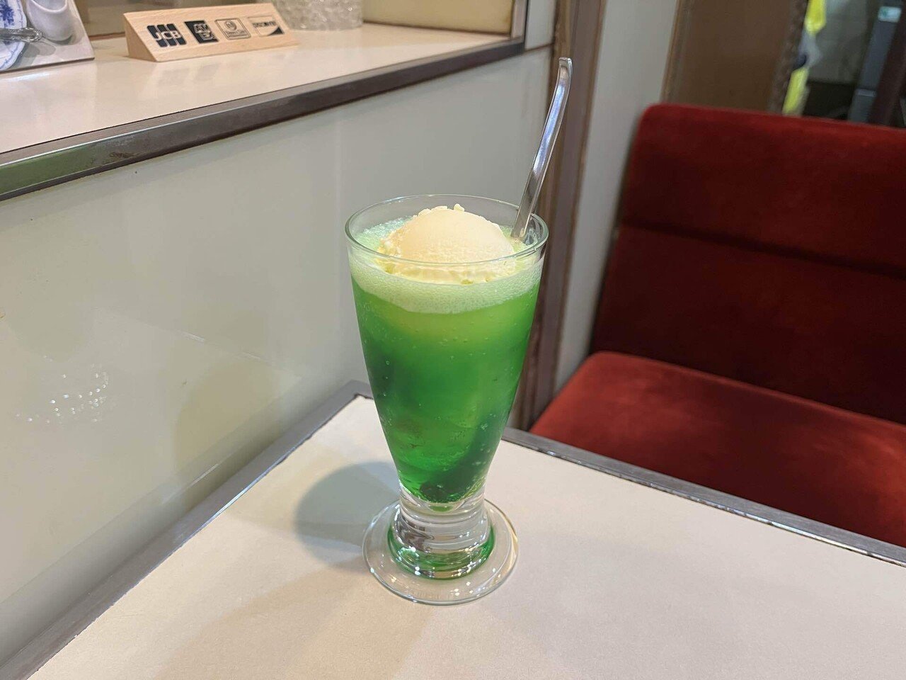 北海道のクリームソーダ🍨｜ざわ(藍沢未羽)