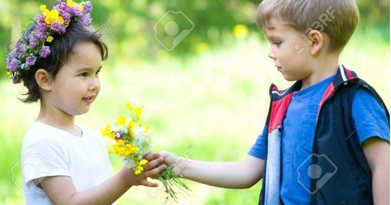 82987958-美しい男の子と女の子に公園_少年少女に花をあげる