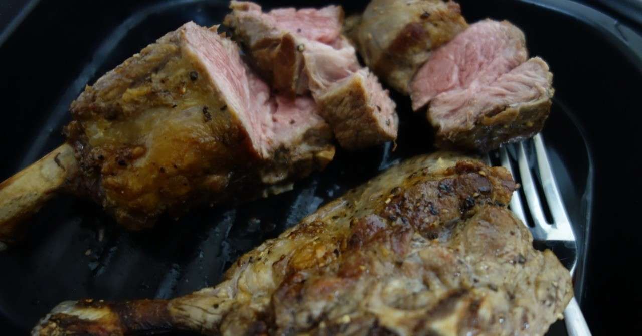 骨付きラムステーキニンニクソース添え__8_
