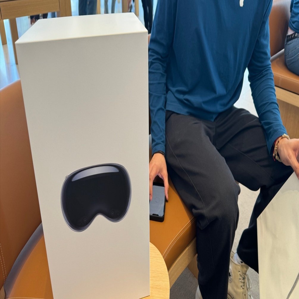 Apple Vision Proの巨大な箱を開封 気になるポイントをチェック｜V
