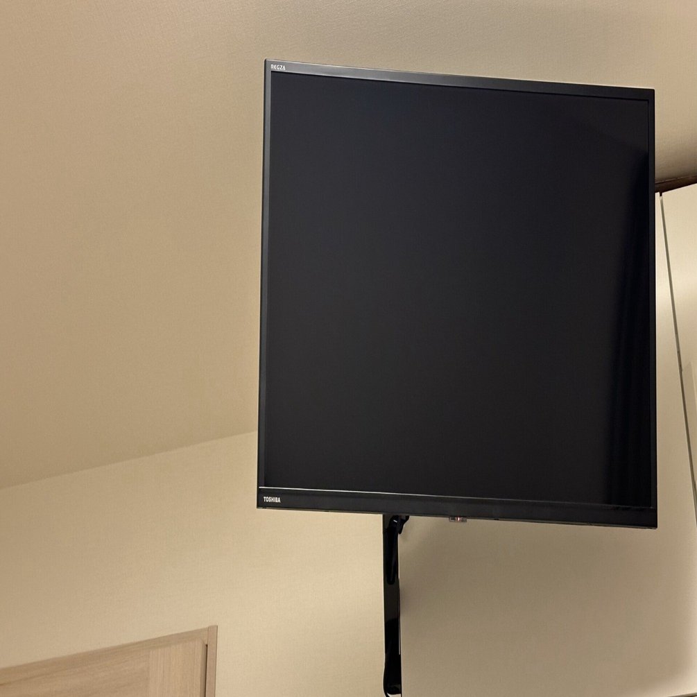 IKEAの棚に壁掛けテレビ レグザのタイムシフトマシンを寝室に｜Shina