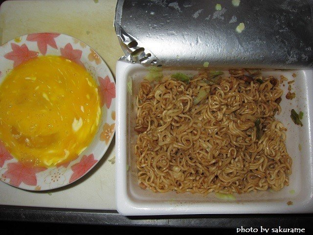 ペヤングソース焼きそばでオムレツを作りたかったんだけどなー 桜雨 Note