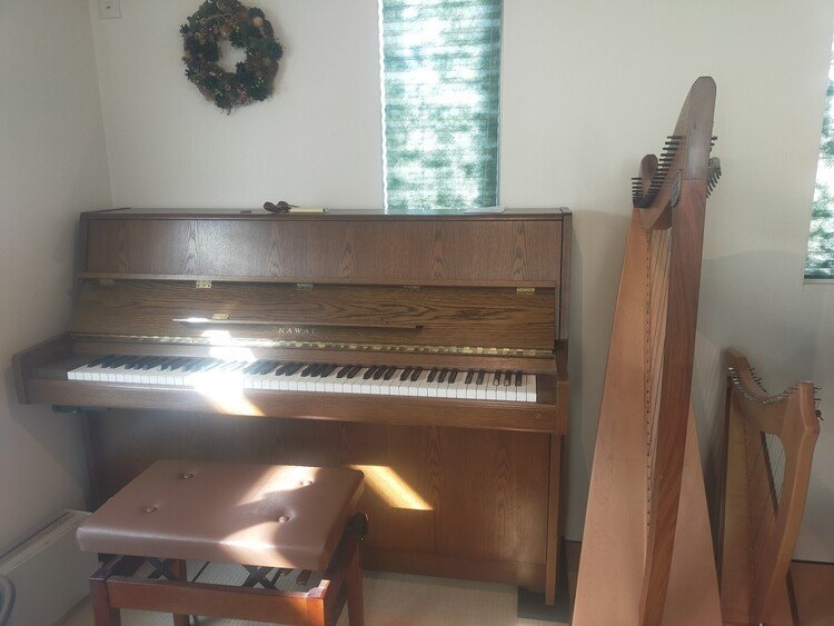 ピアノとハープ。私の大事な相棒たちです！