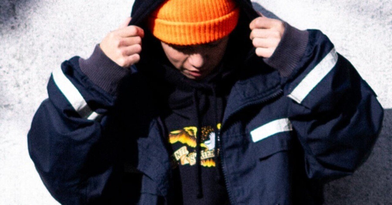 ネイビーのNIKE SB BLAZER、ポリスマンジャケット、ANTI HERO