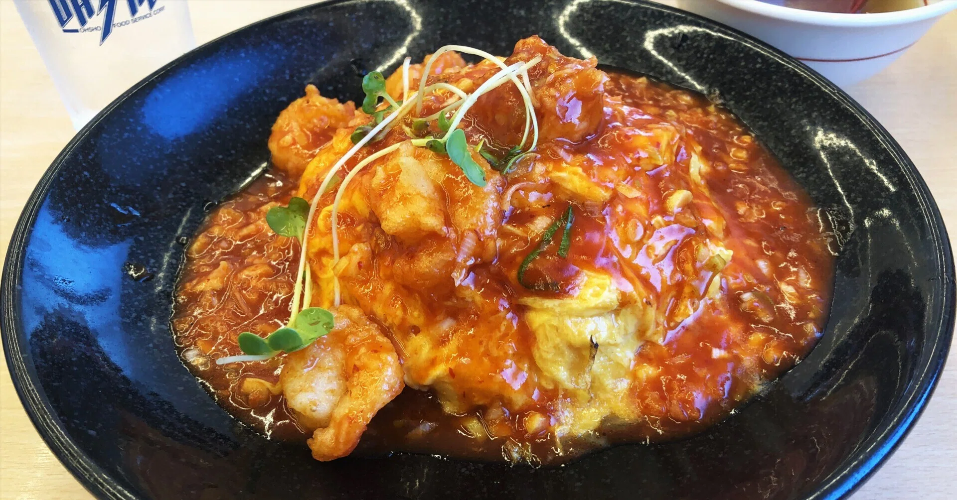 餃子の王将》 エビチリ天津飯と野菜スープ｜Jumpei Kawamura