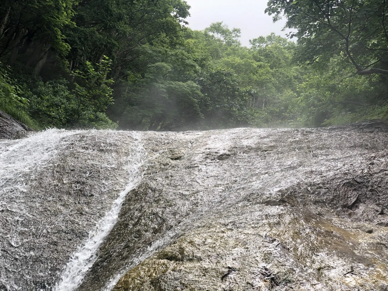 究極の秘湯・カムイワッカへ！ 世界遺産・知床で見た、娘のド根性【7月