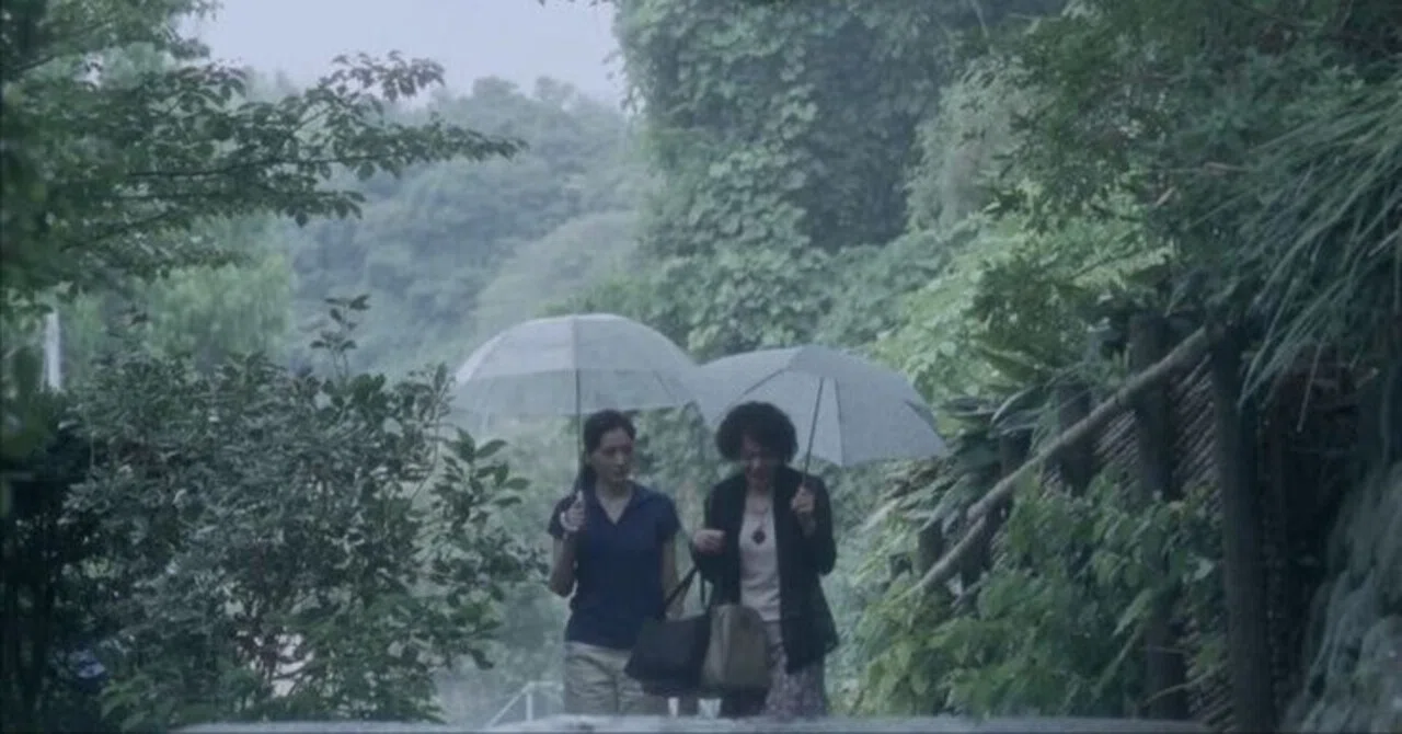 雨降る灰色の街に佇み救われる日|swimmy