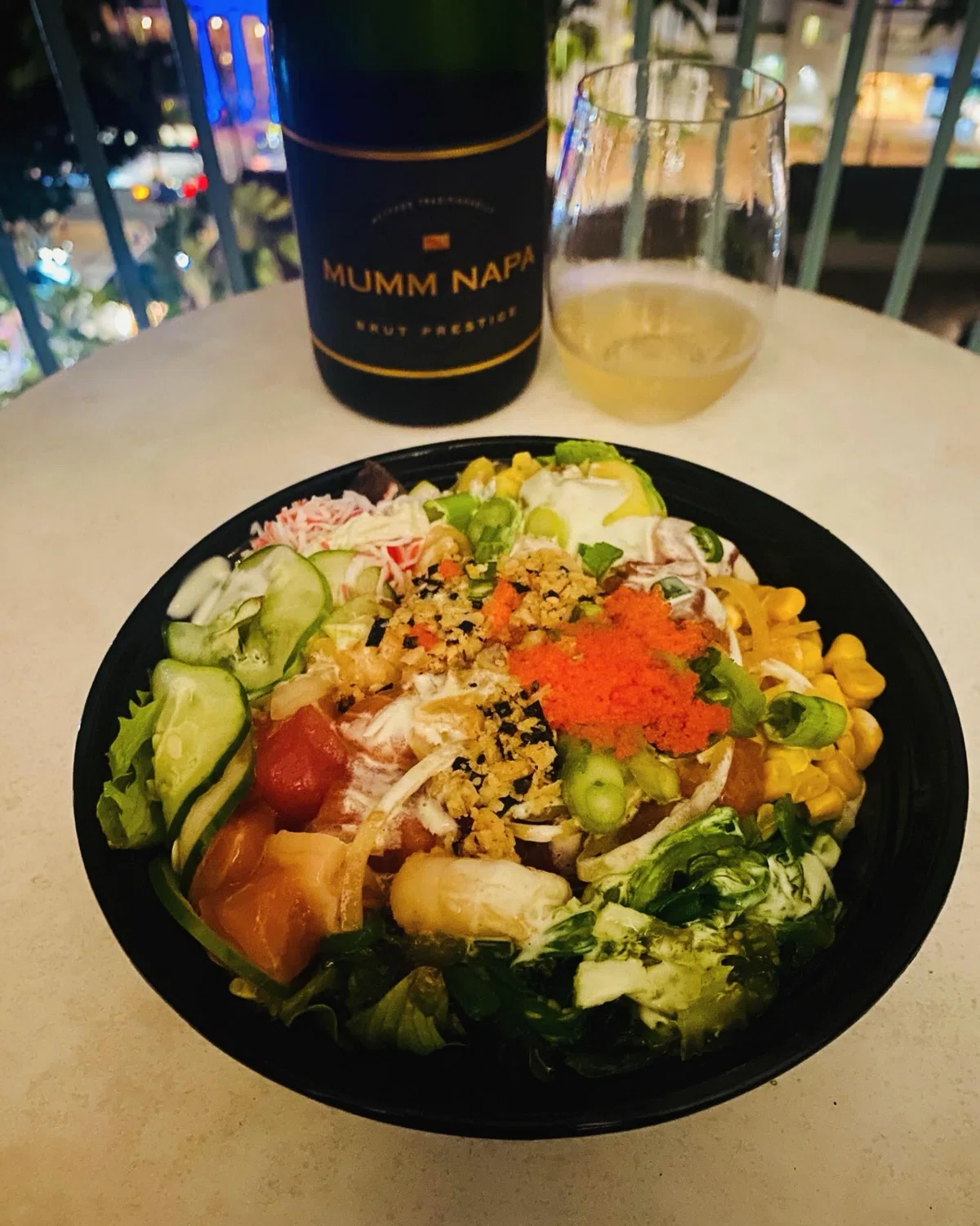 シーフードたっぷりポキ丼 シャンパーニュメゾンマムがカリフォルニア
