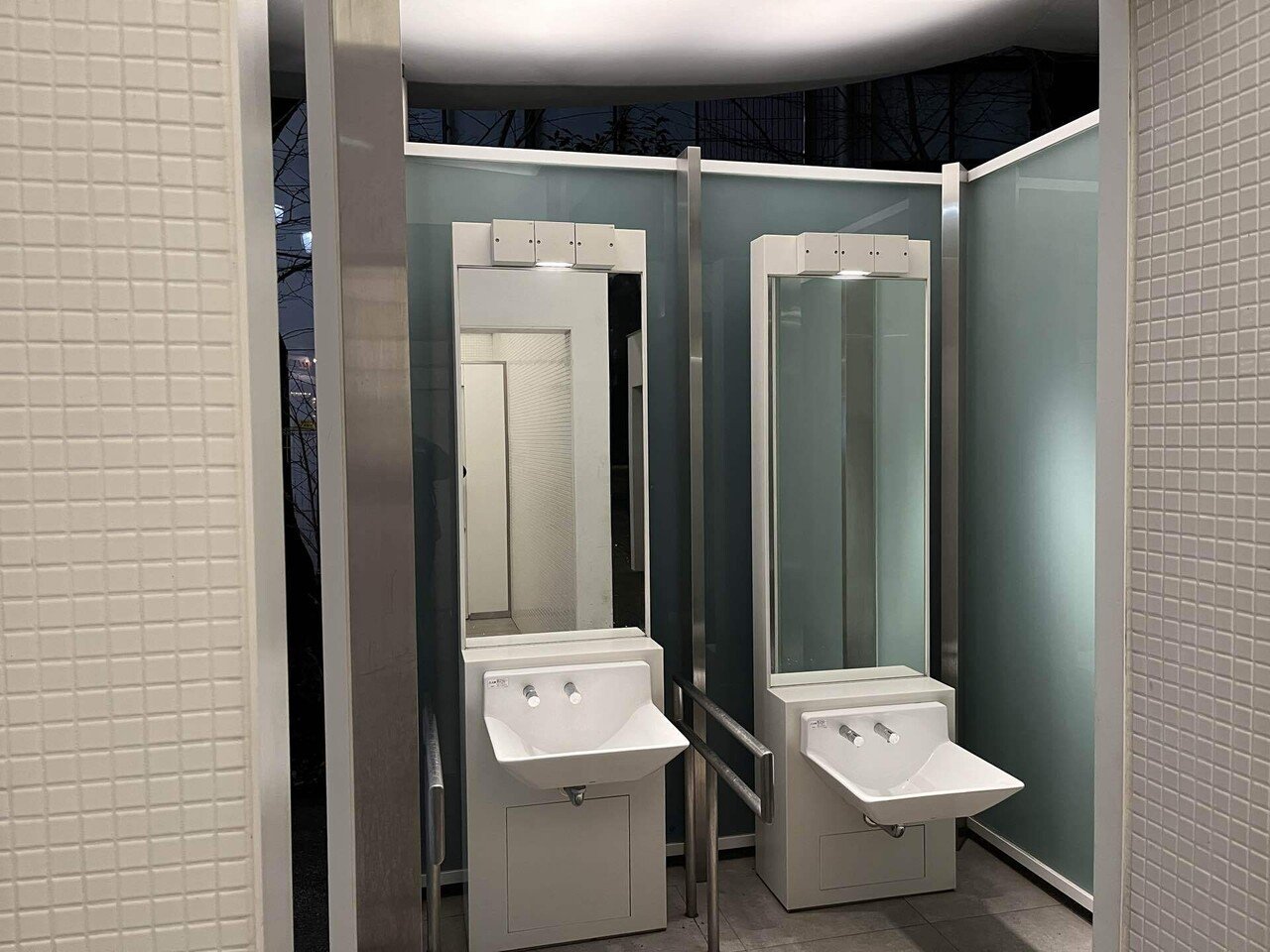 真夜中のイカロス ♯恵比寿東公園トイレ - アートの聖書