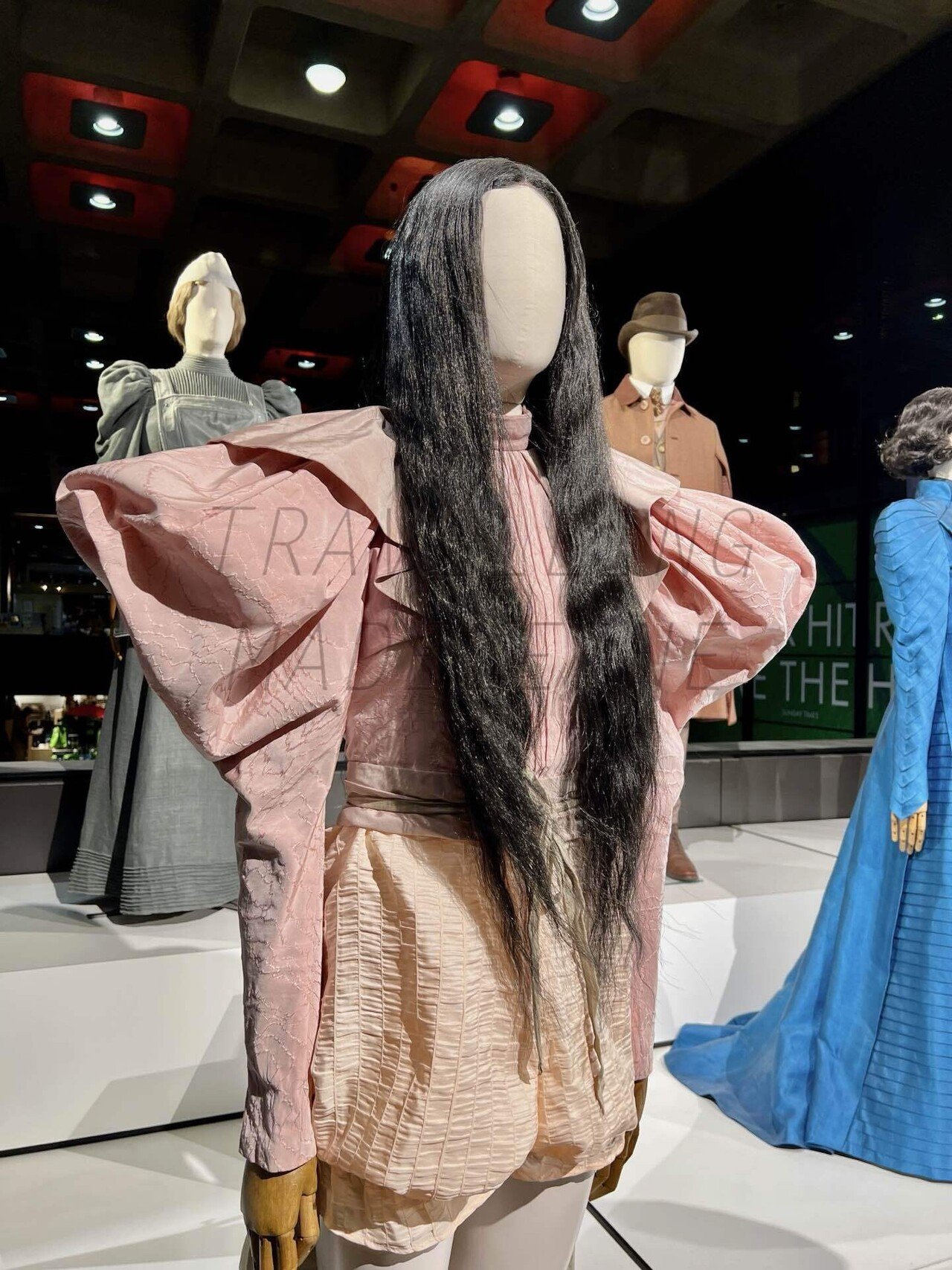 映画「哀れなるものたち」衣装展 @ロンドン｜Travelling Madeleine