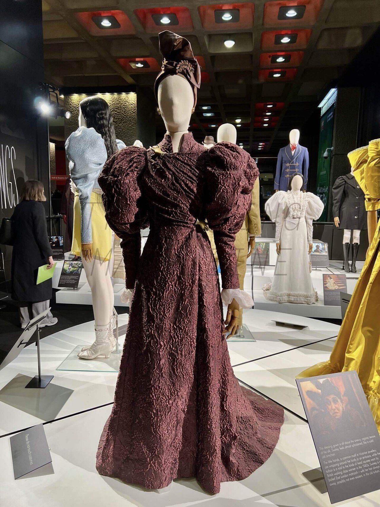 映画「哀れなるものたち」衣装展 @ロンドン｜Travelling Madeleine