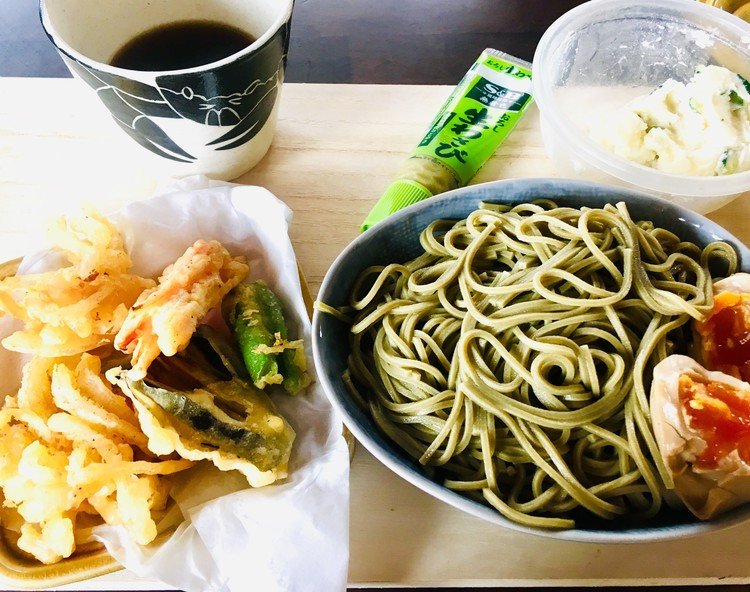 茶蕎麦と天ぷらに残り物のポテトサラダ！蟹の蕎麦猪口が蕎麦を食べたがっています。