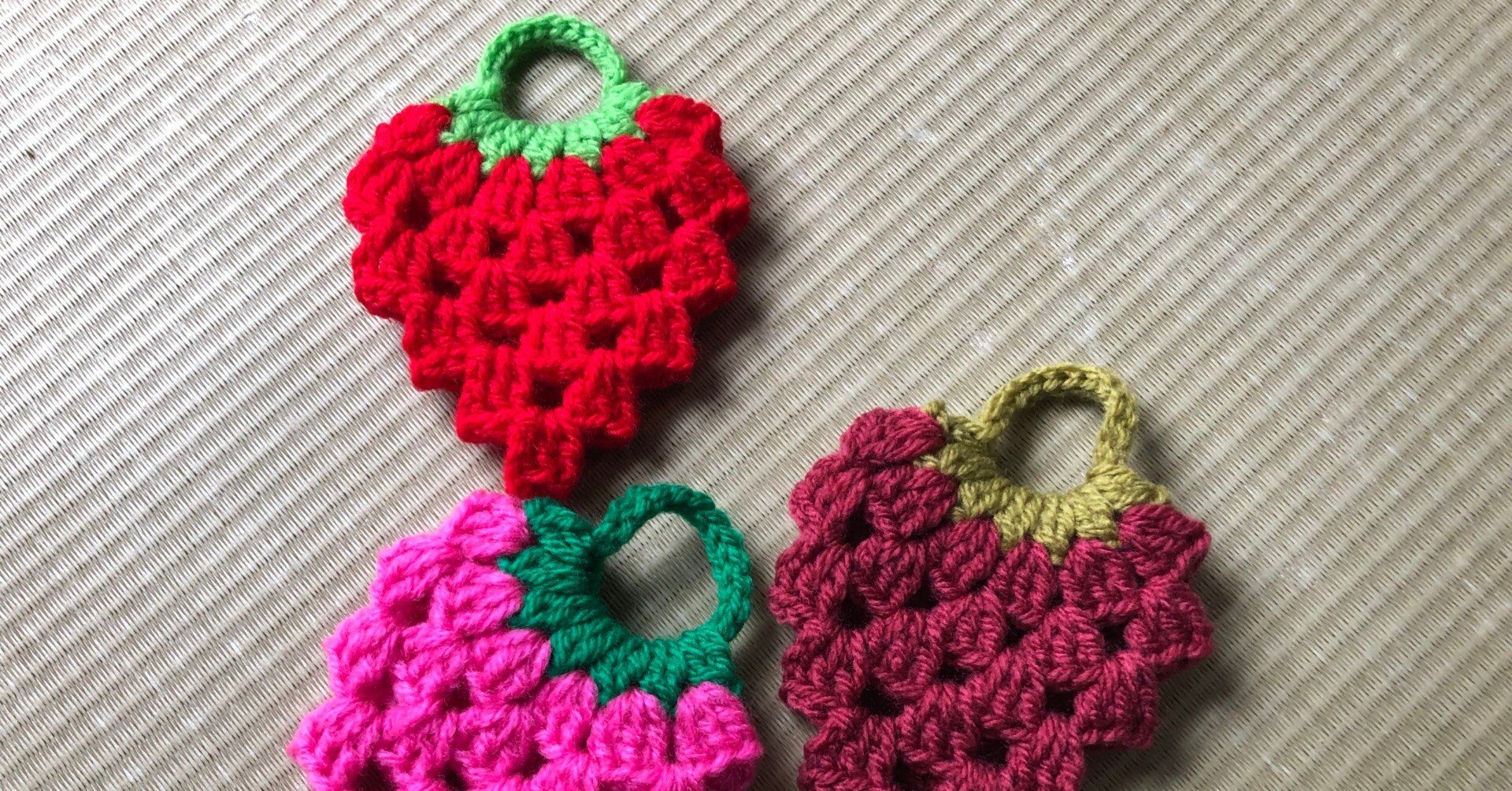 b級あみもの アクリルたわし「イチゴ」｜yumiパンダ