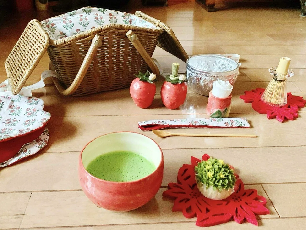一足早く、イチゴのお茶道具を組んでみました(o^^o)』｜植村なおみ