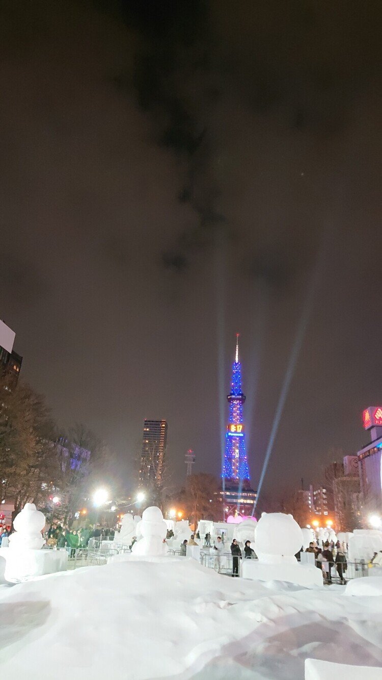 今日で終わるさっぽろ雪まつり　今年は一昨日に出掛けてみました　始まりは大通公園３丁目からスタートお馴染みのテレビ塔をバックに　