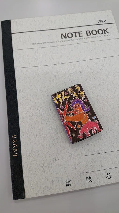 机の片隅で#1：ナンシー関の消しゴム版画（6/1000）｜長老