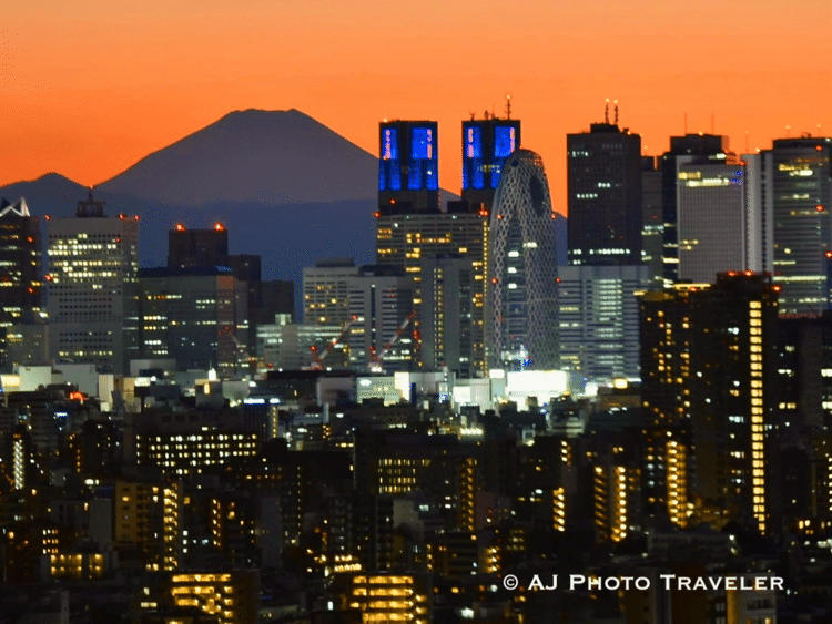 富士山と新宿高層ビル群を一緒に見られるこの展望台は、貴重だ。都庁に登ると都庁が撮れない（当たり前笑）l like this observatory where you can see Mt.Fuji right behind Shinjuku skyscrapers. 我还是喜欢这个展望台。富士山和新宿摩天楼都能眺望！