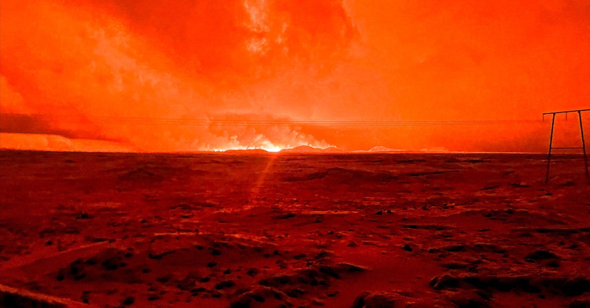 岩山の対峙 アイスランドから見る風景：vol.25 レイキャネス半島での噴火 2023/24