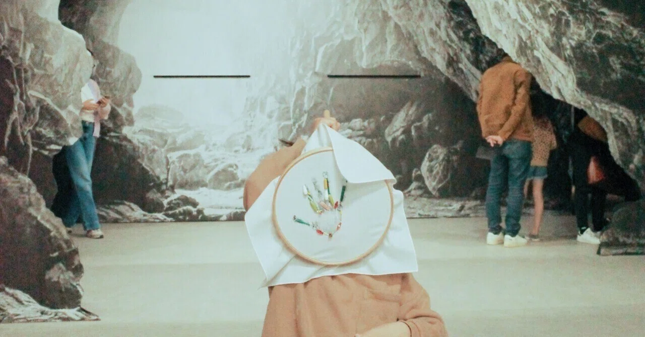パリ・オペラ座を飾るシャネルの刺繍工房と、アーティストJRによる