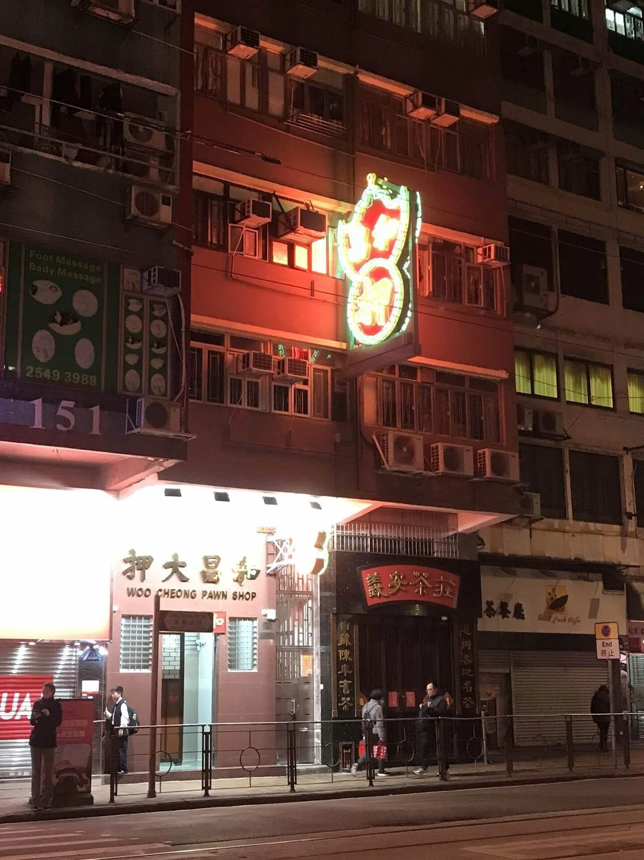 散步香港083 ＜ 夜 上環 / Des Voeux Road Central 德輔道中 ＞｜Sophie