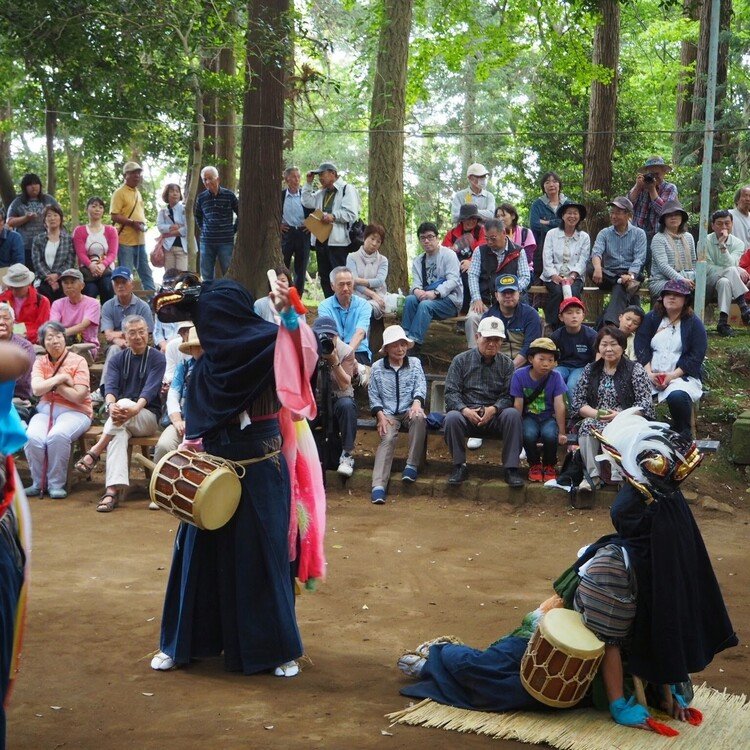 週末に行きたいお祭り
https://j-matsuri.com/tomijinjyanoshishimai/
いにしえより受け継がれてきた悪魔払いと豊作を祈念した獅子舞。ジジ（親獅子）、セナ（子獅子）、カカ（雌獅子）の3匹の獅子が舞う。
#千葉県
#印西市
#5月
#まつりとりっぷ #日本の祭 #japanese_festival #祭 #祭り #まつり #祭礼 #festival #旅 #travel #Journey #trip #japan #ニッポン #日本 #祭り好き #お祭り男 