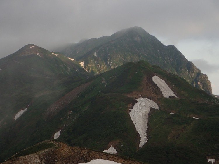 7月17日の朝、宿泊した雷鳥荘の前から見た奥大日岳。