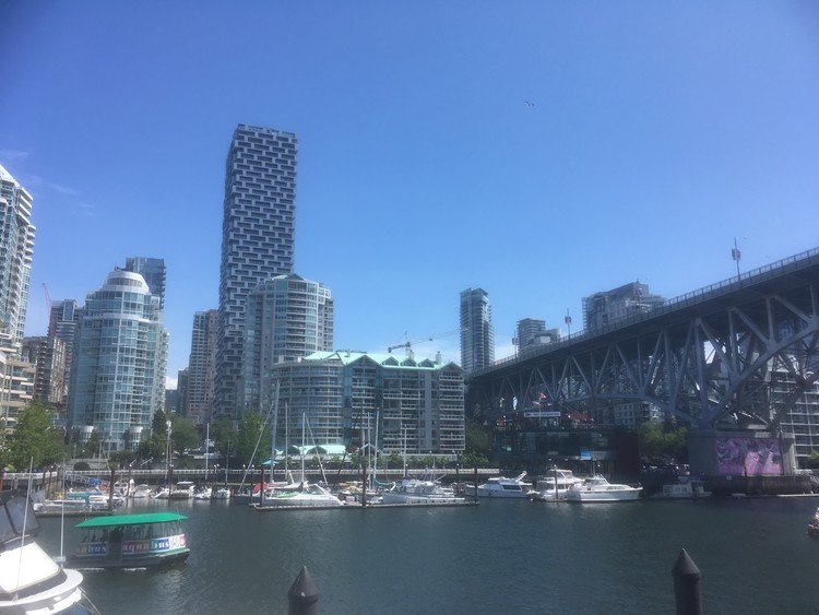 グランビルアイランドからの海沿い風景