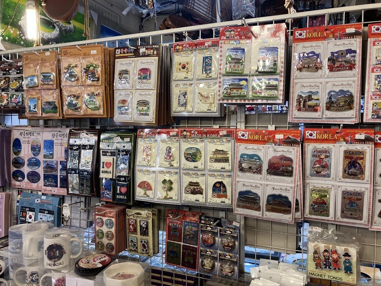 ソウルのお土産屋さんに入ったら、目が点になったよ。マグネット