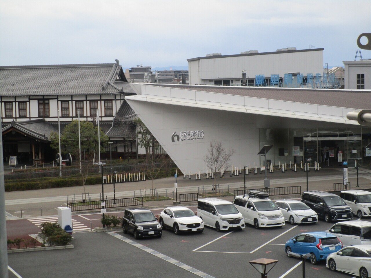 嵯峨野線に乗り換えて次の梅小路京都西駅で降りました。今回は開館日に行って以来約7年9ヶ月ぶりに京都鉄道博物館に向かいました。嵯峨野線 京都