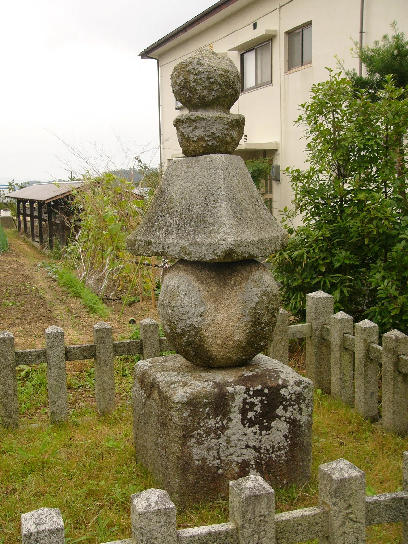 京都府内の石造物⑬：文殊三角五輪塔｜綾
