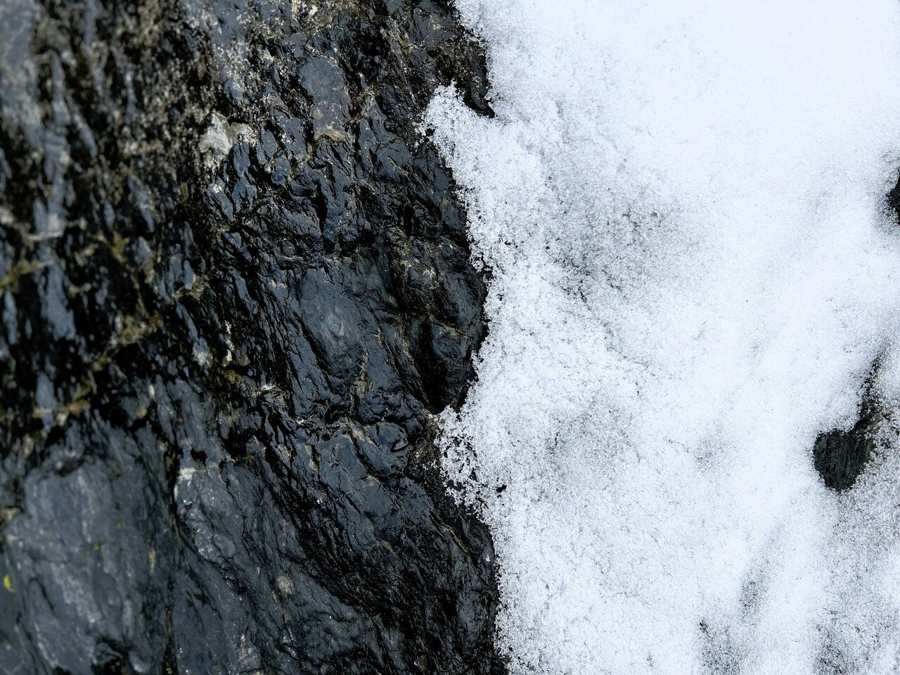 残雪と黒岩
