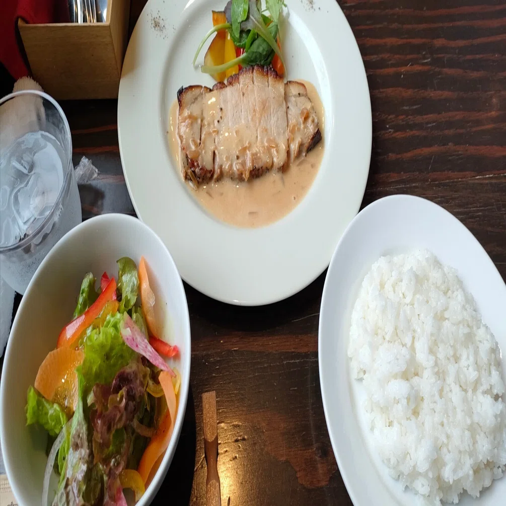 ぶたぱるぴ 旭川 「ぶたバルすぎもとキッチン」のポークステーキ｜パグわんわん