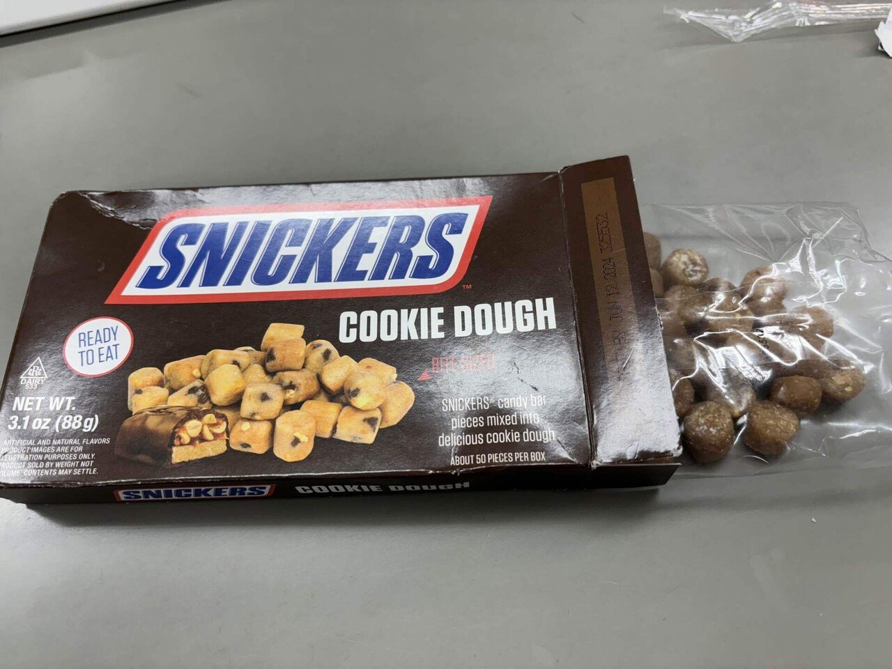 アメリカお菓子・シリアル・チョコレートクッション Amazon.co.jp: ダイカットクッション カリフォルニアレーズン