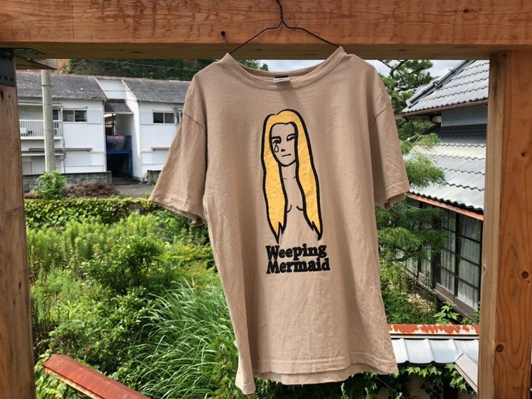 僕の自慢のお土産Tシャツ紹介です。どこかに旅行にいった時は、自分へのお土産ということで、ご当地Tシャツを買います。石垣島は沖縄Tシャツがとても多く、お土産屋さんではないお店でも普通にご当地Tが売っています。これは、海の破壊によって住処を失おうとしている人魚が涙しているというTシャツです。売り上げの寄付につながっているそうです。