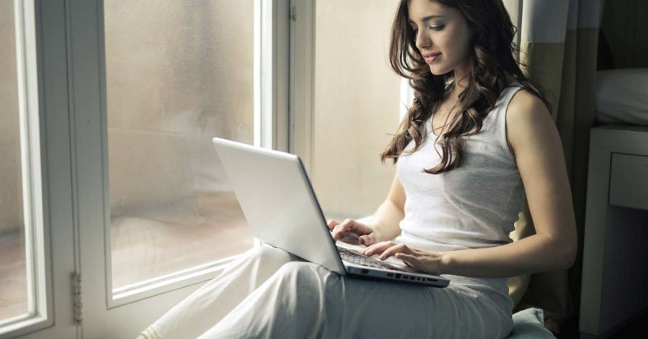 ネットでSEO情報をさがす女性
