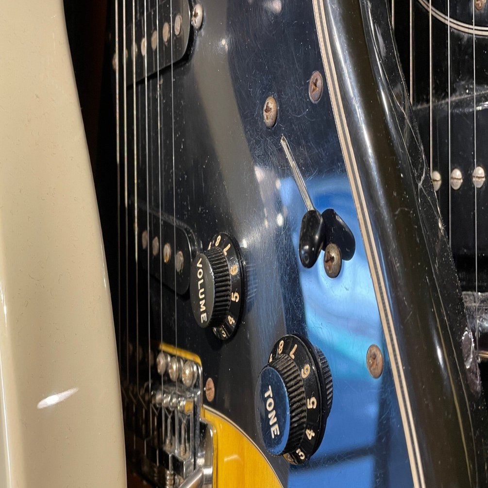 Fender '74 Stratocaster - ブラック / ローズ - ハイパー