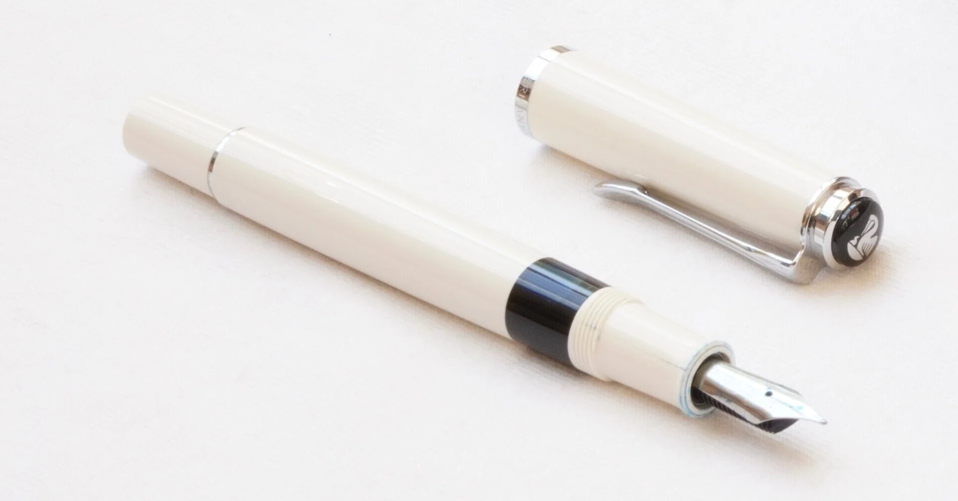Pelikan 万年筆 ホワイトM205　新品未使用☆お値下げしました Pelikan M205 Classic White｜水酸