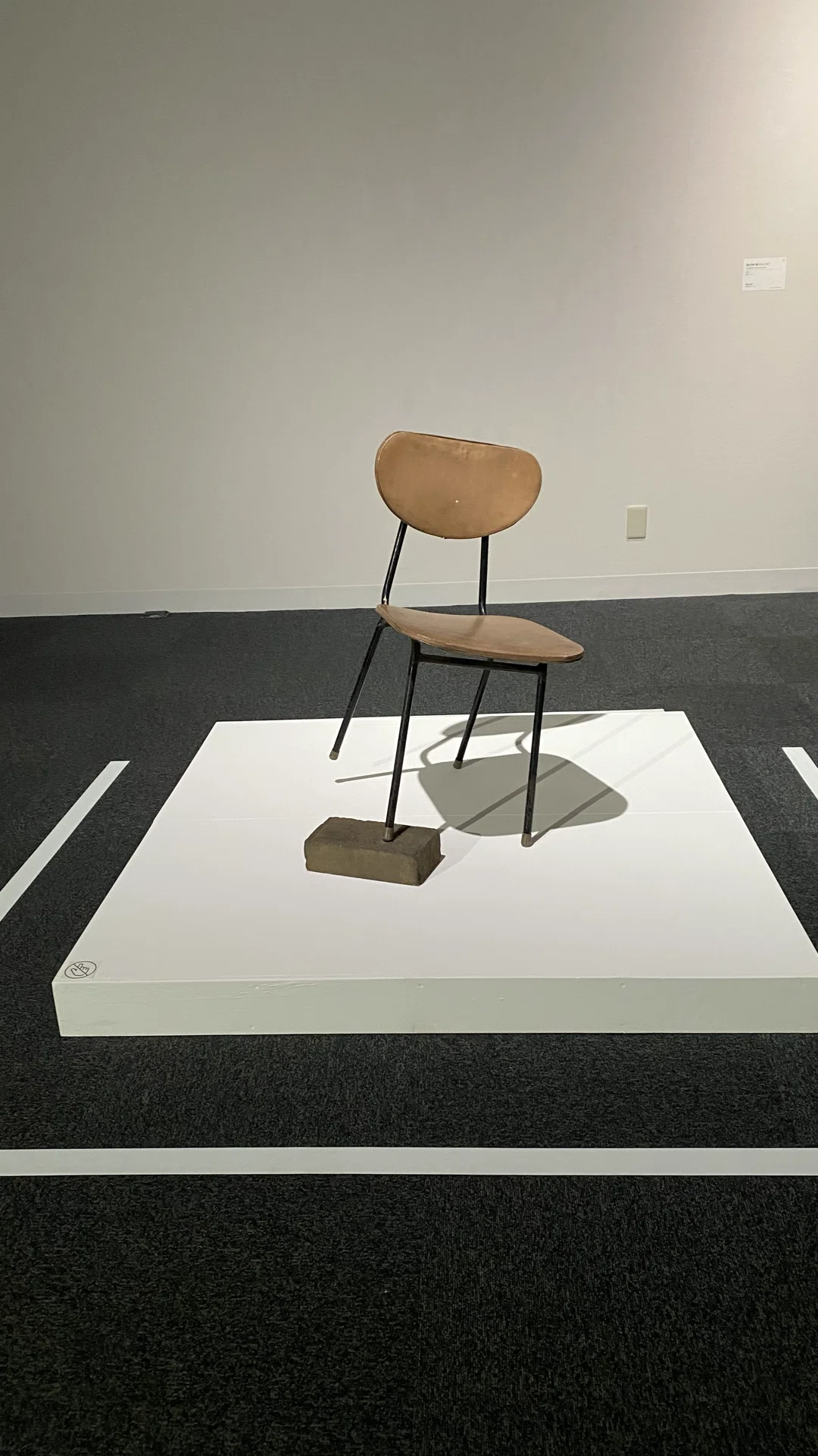 フェイク 椅子 アート作品 発泡スチロール 置物 座れない 畳めない チェアー じゃない方の椅子】アブソリュート・チェアーズ 埼玉県立近代美術館｜薪