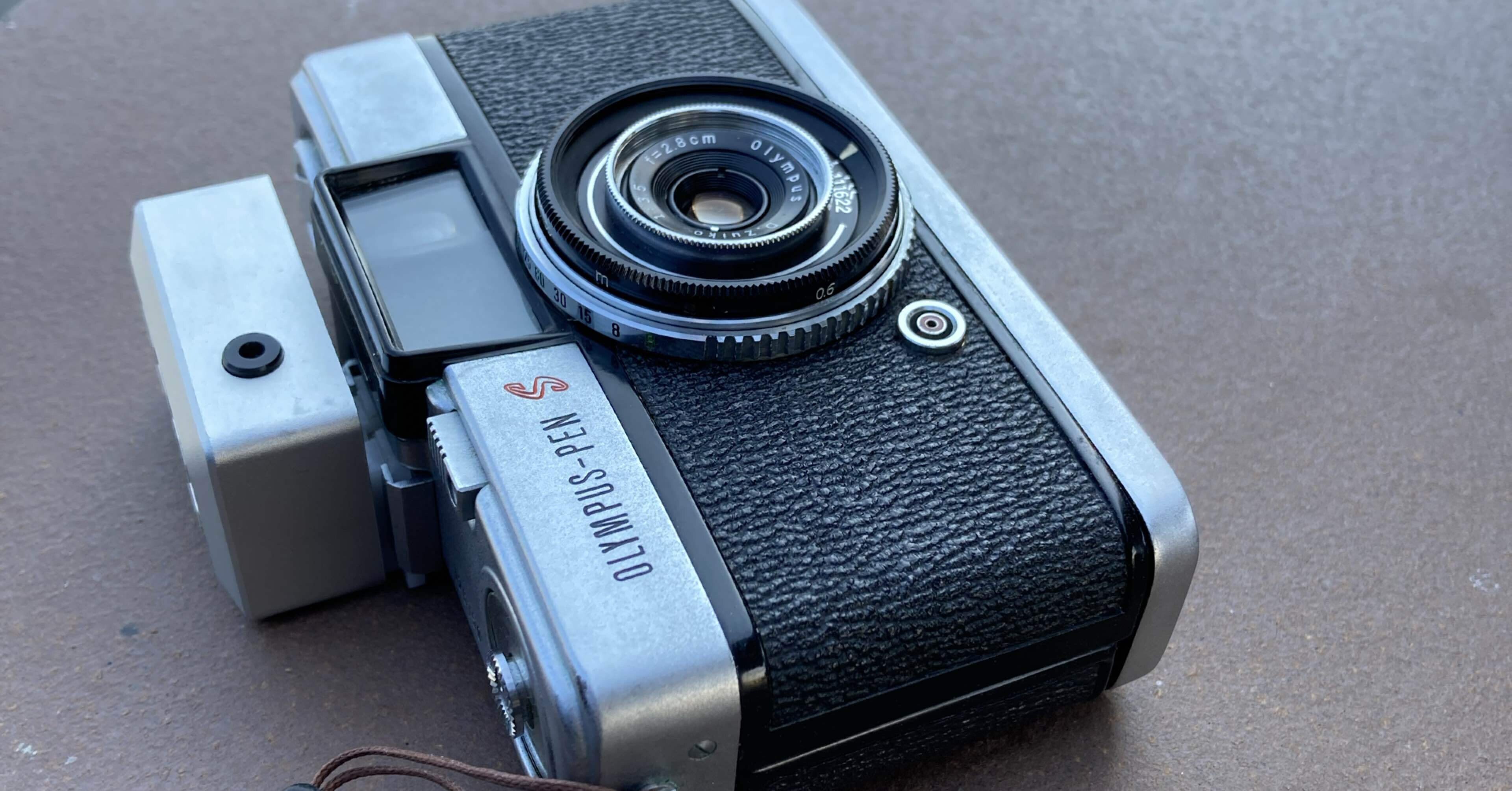 OLYMPUS　PEN-S　ハーフカメラ OLYMPUS PEN Sレビュー｜フィルム高すぎ？いや私たちにはハーフカメラ