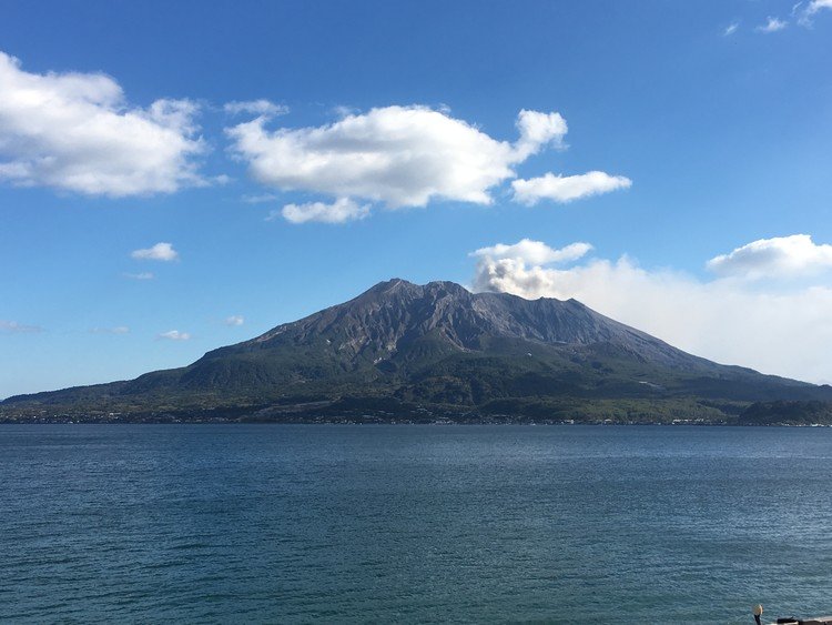 鹿児島人にとって桜島は日本人にとっての富士山だ。しかしコイツはたまに文字通り火を噴く。思春期の頃コンタクトレンズを買った身としては、噴煙をまき散らすコイツを敵視したものだ。が、しかし、その荒々しさに鹿児島人としての血のたぎりも感じたものだ。あぁ故郷よ。