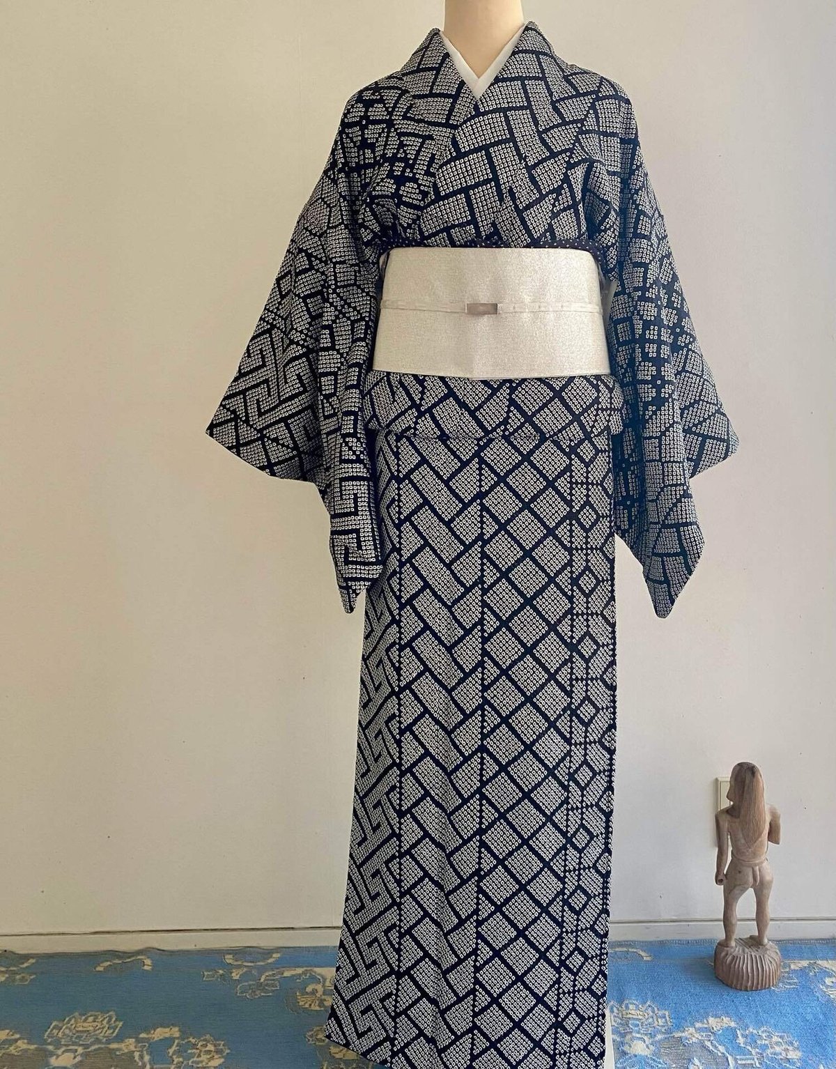 黒い鹿子絞りの小紋着物｜夢吉きもの 