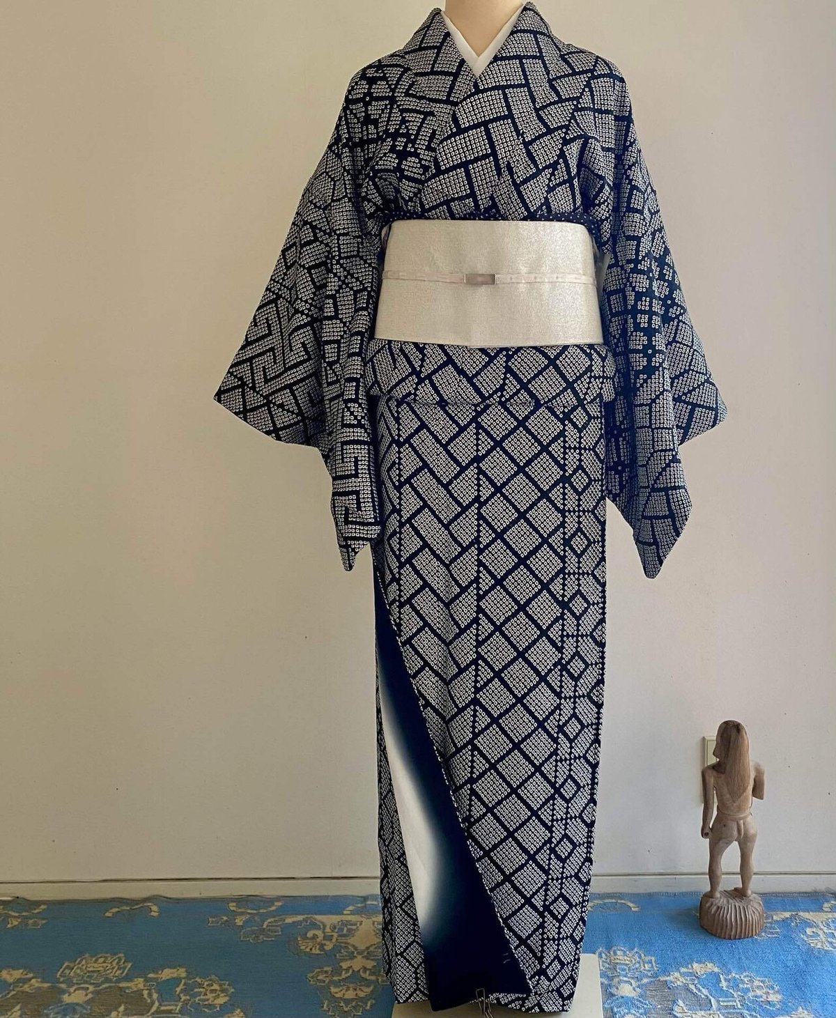 黒い鹿子絞りの小紋着物｜夢吉きもの 