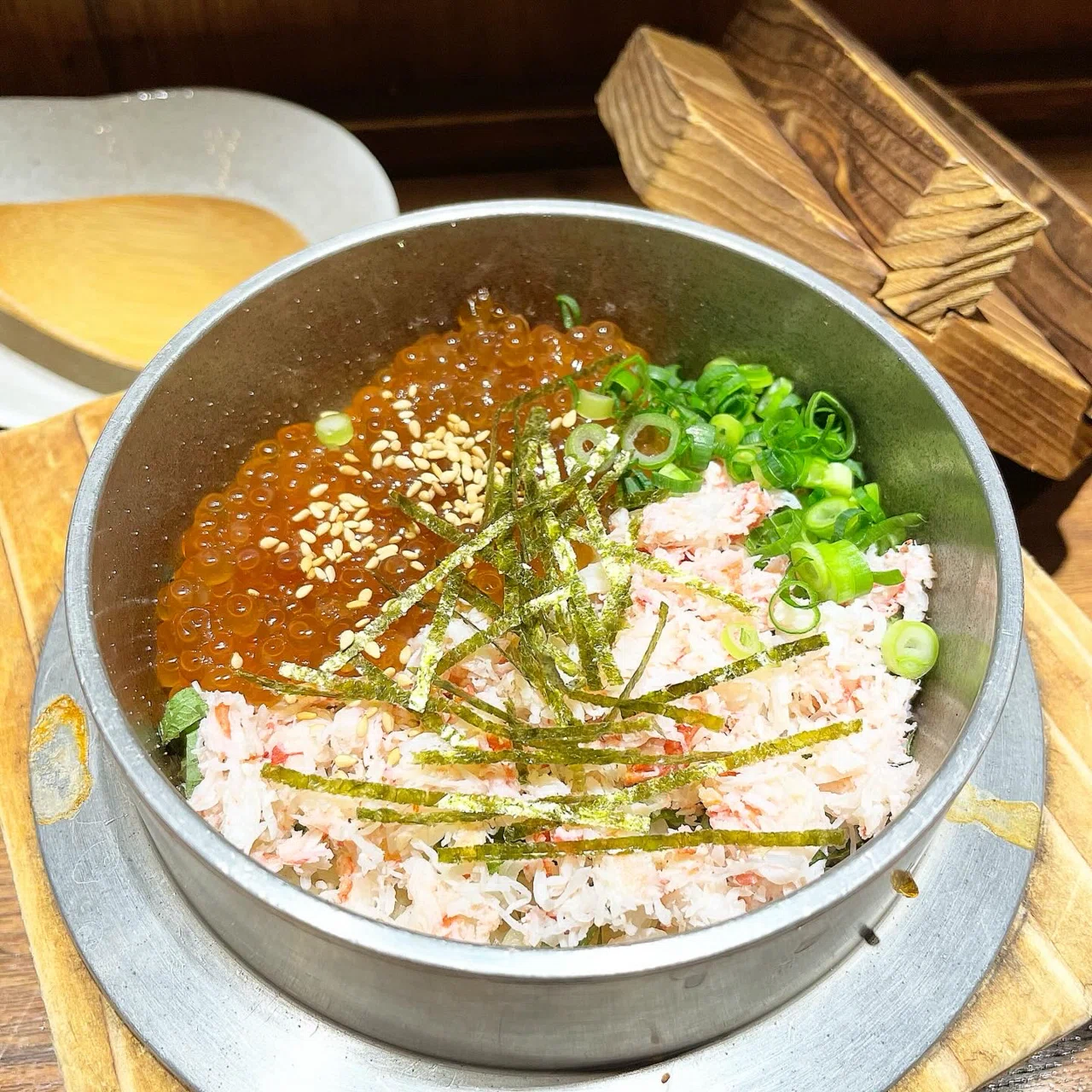 田町で蟹といくらの釜飯を堪能‼︎『魚義 田町駅前店』｜青木 孝文