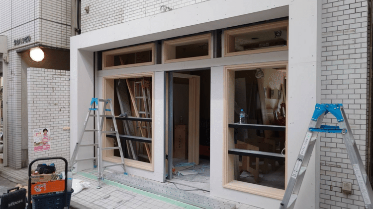 2013年4月に開業して10年、再び飯島由敬に2号店出店のプロデュース依頼してくれたオーナー原口さん。いよいよ店舗工事も大詰だ。店舗設計担当から届いた現場の様子。