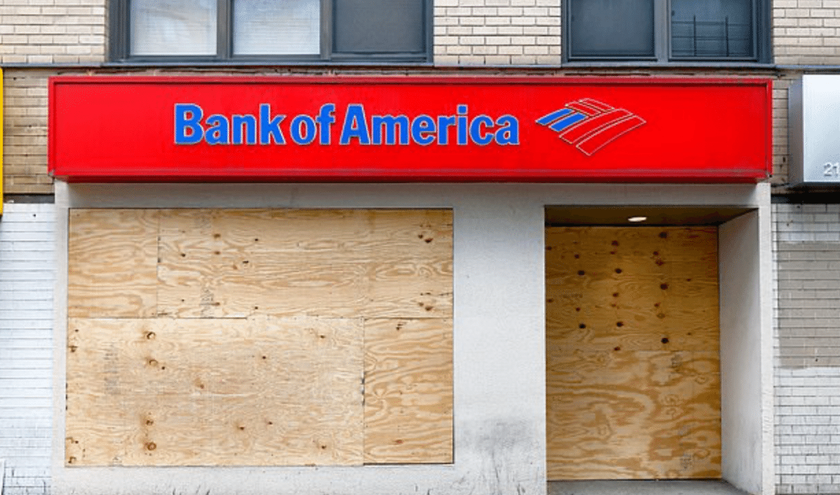 バンク・オブ・アメリカ、ウェルズ・ファーゴ、シティバンクは、より多くの米国支店の閉鎖を発表します https//wwwdailymail